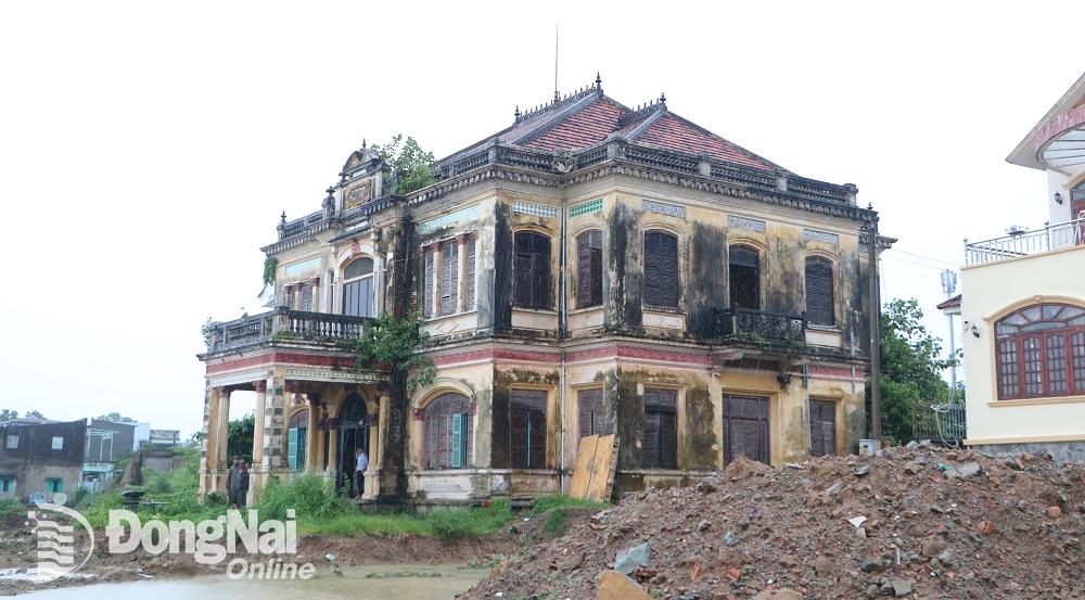 Khảo sát thực tế phạm vi giải tỏa công trình kiến trúc ‘nhà lầu ông Phủ’ để thực hiện Dự án đường ven sông Đồng Nai