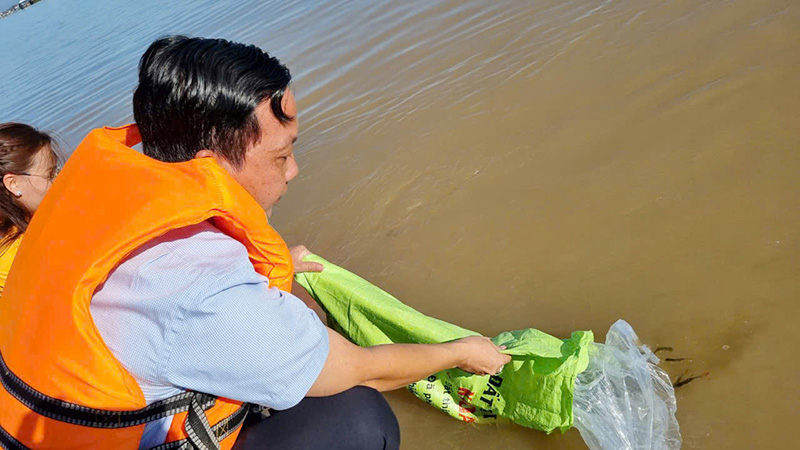 Thả 400kg cá giống tái tạo nguồn lợi thủy sản