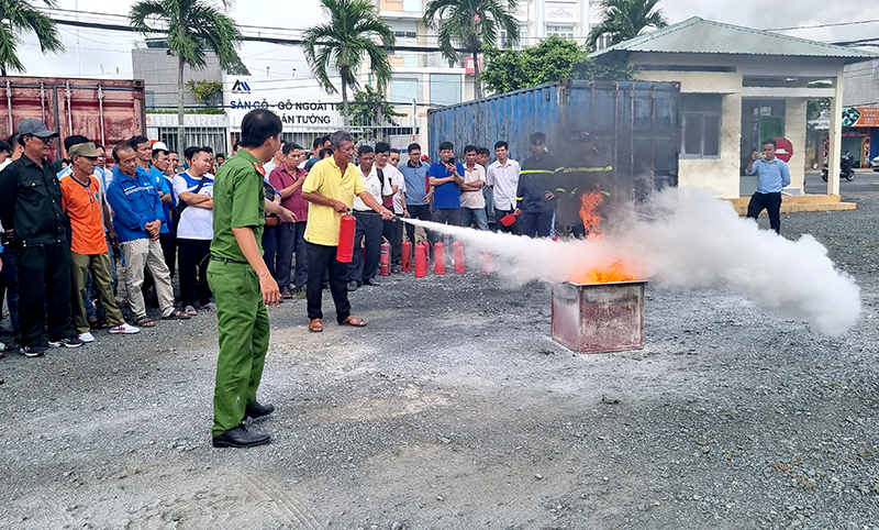 Gần 200 học viên tham gia tập huấn phòng cháy, chữa cháy