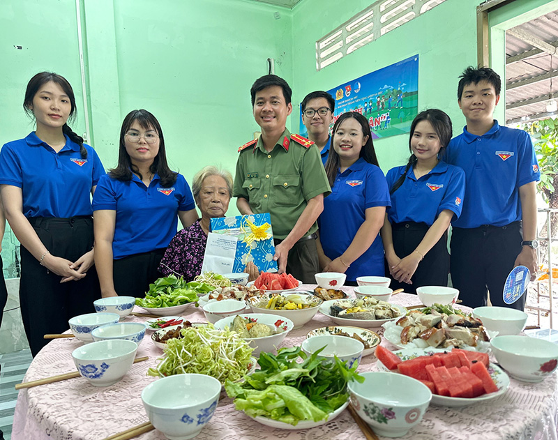 Lan tỏa hoạt động “Đền ơn đáp nghĩa” của tuổi trẻ Đất Sen hồng