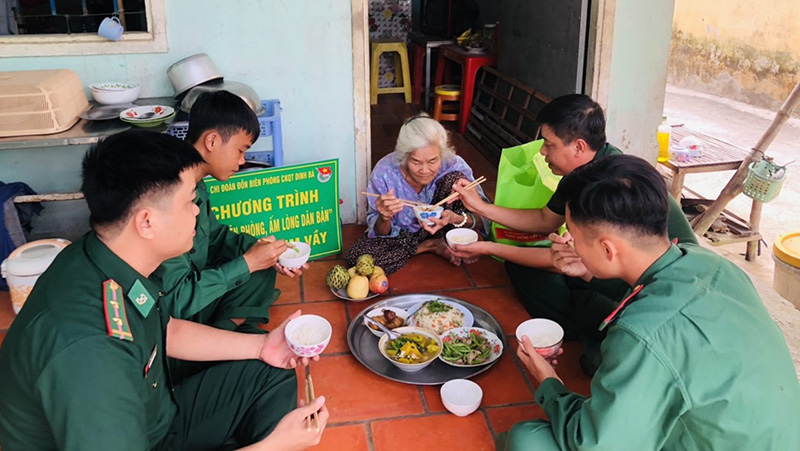 Mang Tết ấm áp đến với người dân biên giới