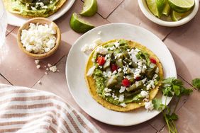 Món Tostadas con Nopales y Queso Panela của mẹ tôi là món ăn phụ giàu chất xơ yêu thích của tôi