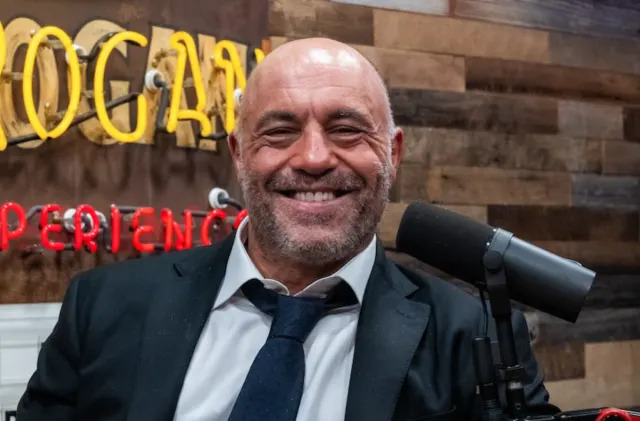 Joe Rogan kiếm được khoảng 250 triệu USD từ Spotify để chia sẻ những ý tưởng táo bạo của mình