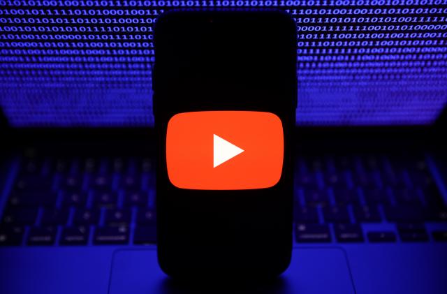 YouTube thử nghiệm tính năng tóm tắt nhận xét do AI tạo và chatbot cho video