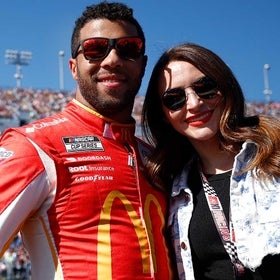 Trình điều khiển của NASCAR Bubba Wallace và Amanda Carter trông đợi đứa con đầu lòng