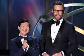 Ken Jeong và Joel McHale có những lời chỉ trích tinh tế với Jo Koy tại Emmys