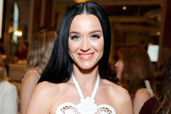 Mẹ của Katy Perry bị lừa bởi hình ảnh của virus Al ở Met Gala