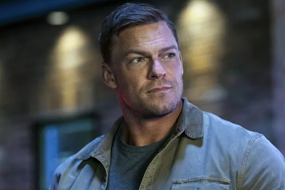 Alan Ritchson nói Reacher là James Bond Mỹ