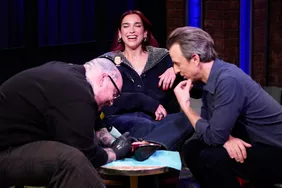 Xem Dua Lipa và Seth Meyers chụp ảnh và có những hình xăm giống nhau: 'Chúng tôi gắn bó suốt đời'