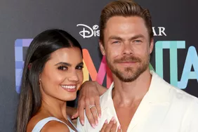 Derek Hough nói rằng sự hồi phục của vợ Hayley Erbert là 'không có gì là kỳ diệu' sau ca phẫu thuật cắt sọ khẩn cấp