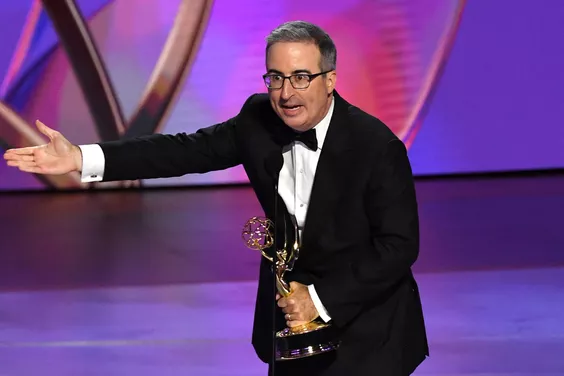 John Oliver cảm ơn con chó cuối của mình trong bài phát biểu Emmys của mình: "Tôi cảm thấy như Sarah McLachlan '