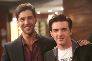 Drake Bell ném Drake & Josh đoàn tụ với anh trai Josh Peck trên màn hình: