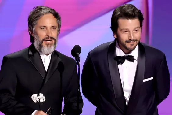 Những người bạn trẻ Gael García Bernal và Diego Luna đoàn tụ tại 2024 Emmys và phá vỡ giới hạn bằng tiếng Tây Ban Nha