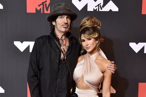 Vợ của Tommy Lee là Brittany Furlan hùng hồn giật con chó của họ ra khỏi miệng một con sói: "Đó là một ngày đáng sợ"