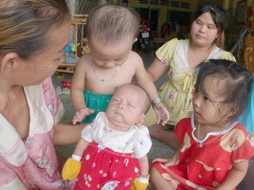 Ca song sinh hy hữu tại Sài Gòn: Người mẹ 31 tuổi có 4 đời chồng, phải uống nước cơm chắt vì quá nghèo Tin tức 24h