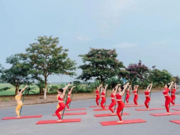 Chị em đua nhau tập yoga dưới tán hoa ngoài trời, bác sĩ khen tốt nhưng nhắc một điều phải sửa