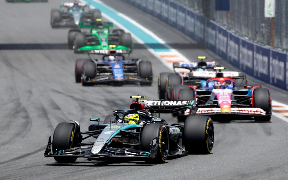 Hamilton bị hành hạ ở Miami khi Verstappen hoàn tất vào thứ bảy gấp đôi