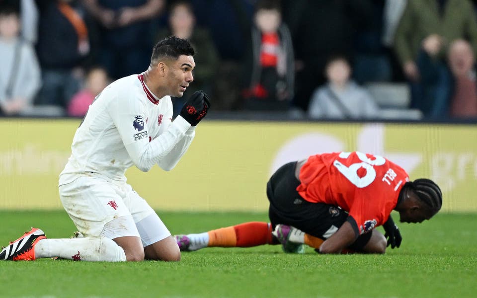 'Thật điên rồ!': Ten Hag chỉ trích cách đối xử 'bất công' với ngôi sao Man United