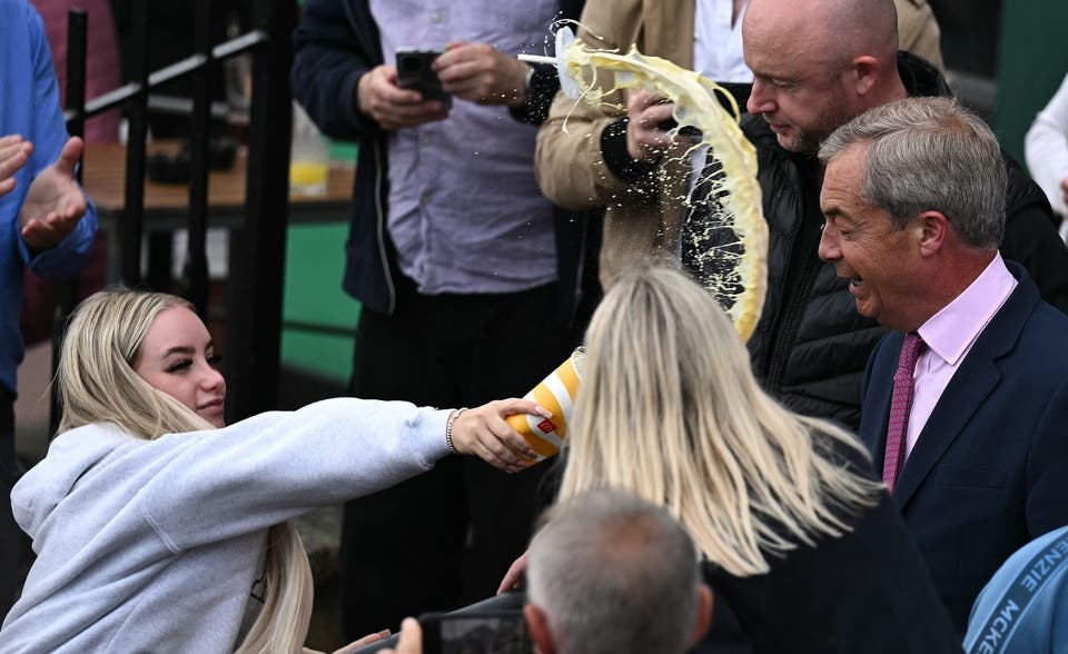 Nigel Farage đã ném rượu vào anh ta tại sự kiện tranh cử ở Clacton