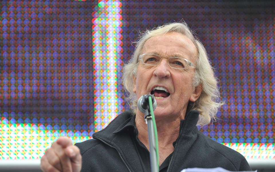 Nhà báo và nhà tài liệu John Pilger qua đời ở tuổi 84