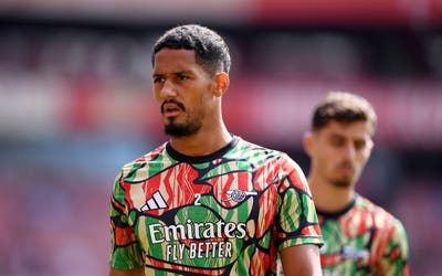 Saliba giải thích làm sao Arsenal có thể thua thành phố Man mà vẫn giành danh hiệu