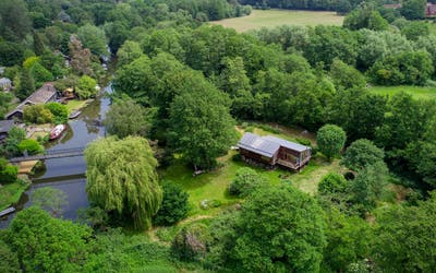 Ngôi nhà Weybridge trên đảo riêng của nó để bán với giá 1,15 triệu bảng