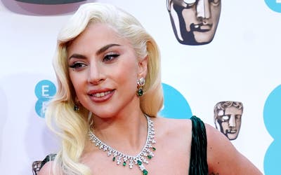 Lady Gaga giải thích tại sao cô không nói về những tin đồn cô là nam giới