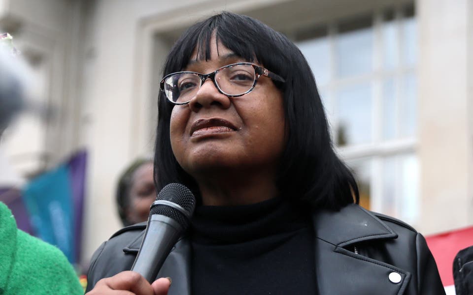 Diane Abbott nói với tập đoàn "Tôi sẽ là MP của bạn "như hàng sâu sắc hơn