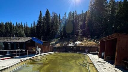 Soak in Hot Springs với quan điểm về núi non tại công viên tiểu bang California này