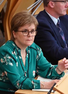 SNP hoảng loạn khi Nicola Stu phẫu thuật đối mặt với yêu cầu mới của một bên trong hỗn loạn cảnh sát Scotland đang phải đối mặt với những cuộc gọi "điều tra rõ ràng" Nicola Stu phẫu thuật và chính phủ của cô ta bằng cách...