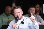 Hàng hóa của Tommy Robinson được tiết lộ khi anh ta chạy trốn trong kỳ nghỉ 5 sao ở Cyprus Tommy Robinson đang tận hưởng kỳ nghỉ 5 sao ở Cyprus khi những người theo anh ta xung đột...