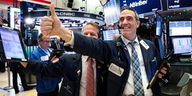 S&P 500, Nasdaq cùng lập đỉnh khi chủ tịch Fed thừa nhận thành quả của cuộc chiến chống lạm phát