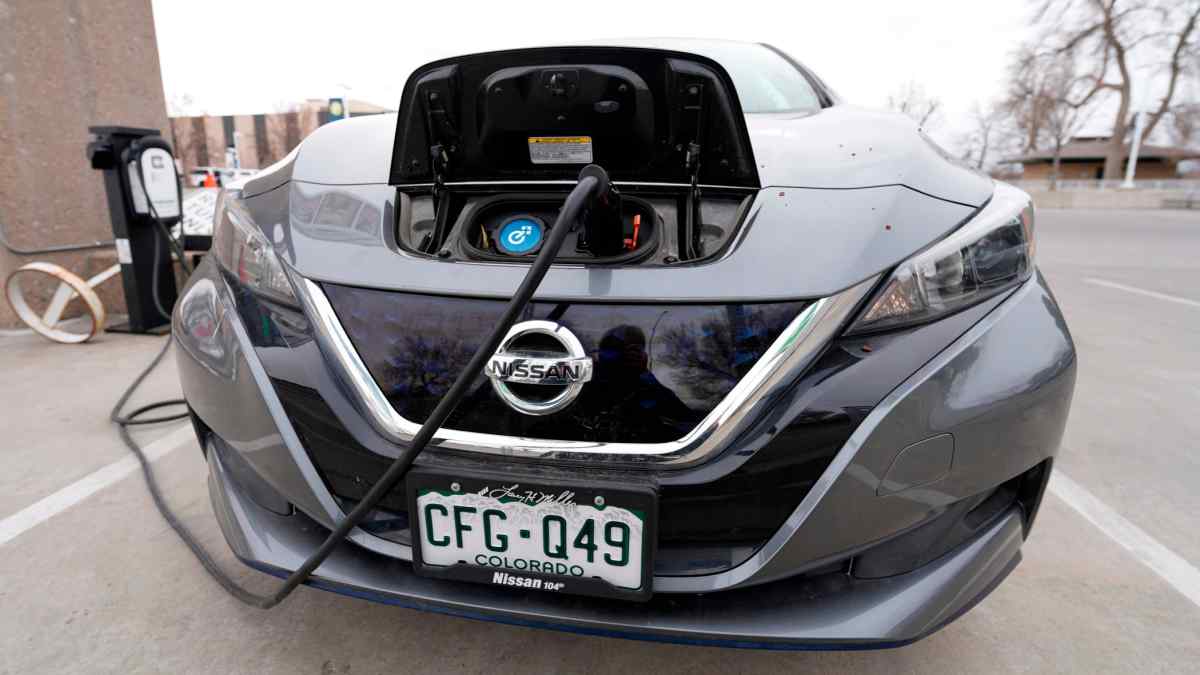 Nissan looks for partnerships to cut electric vehicle costs