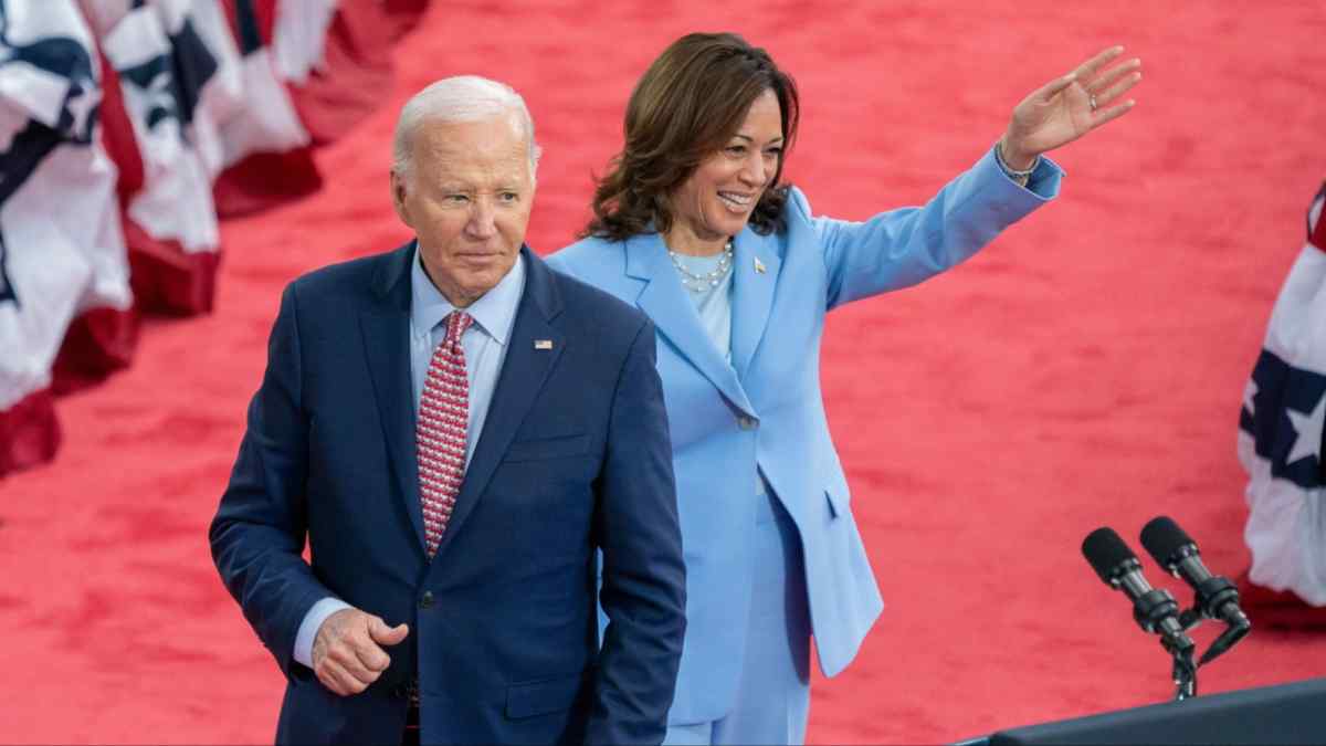 Đầu tiên, Joe Biden bỏ cuộc và ủng hộ Kamala Harris