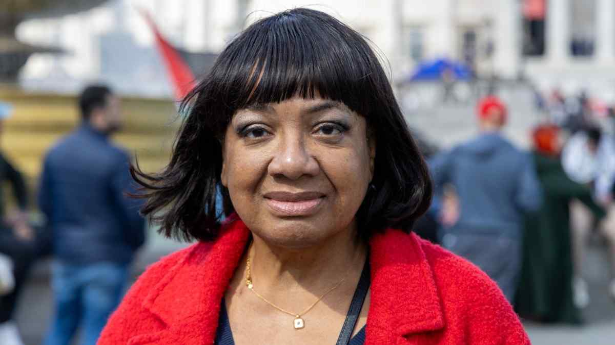 Diane Abbott nói cô ấy sẽ đứng về phía Labour sau hàng ghế ứng cử