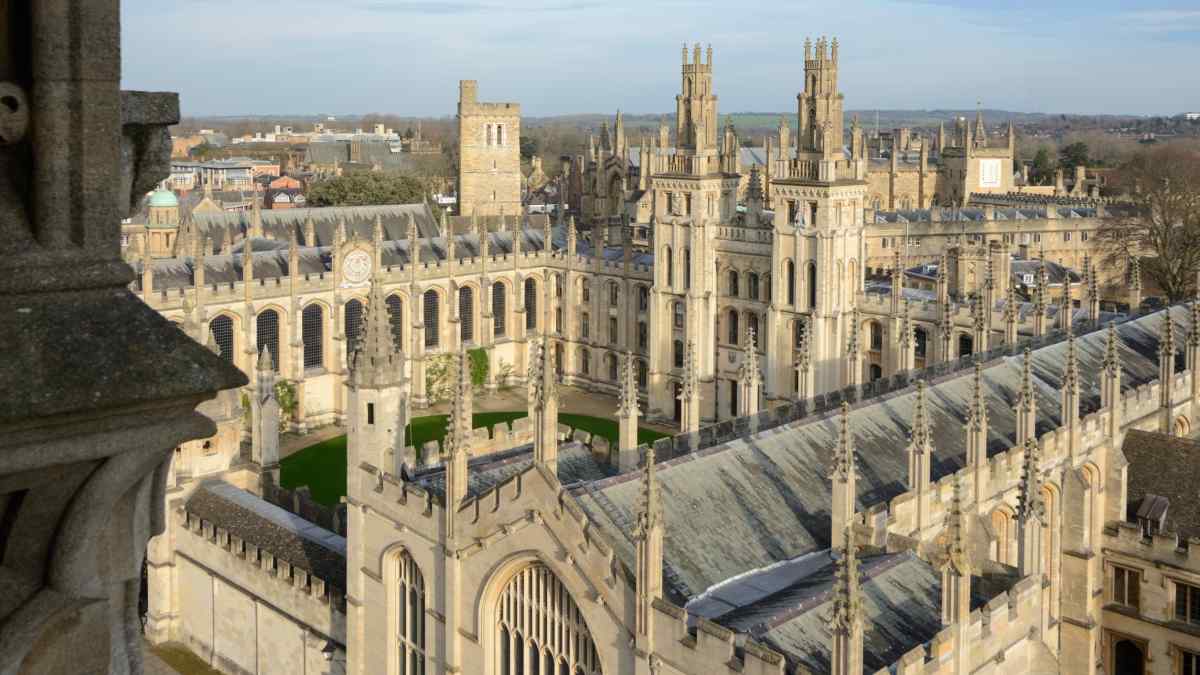 Tài trợ của Oxford, sếp Sandra Robert, từ bỏ vai trò đầu tư