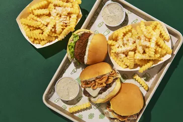 Bánh kẹp kẹp đen và khoai tây chiên đã trở lại tiệm Shake Shack — Trong đó có hai bánh mì kẹp mới