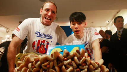 Joey Chestnut và Takeru Kobayashi đang có một cuộc thi ăn xúc xích trên Netfix