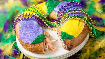 Biểu tượng nhiều tầng đằng sau chiếc bánh Mardi Gras King Cake