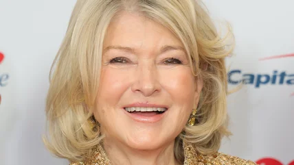 Mẹo dùng thìa để tước cải xoăn của Martha Stewart