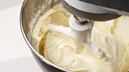 Why Frosting And Icing Aren't Interchangeable