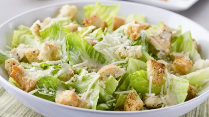 Cách làm bánh mì nướng ngon nhất cho món salad Caesar