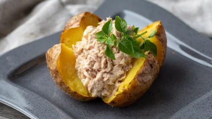 Tuna Salad trên một củ khoai tây nướng là món ăn ngon nhất của Hoa Kỳ