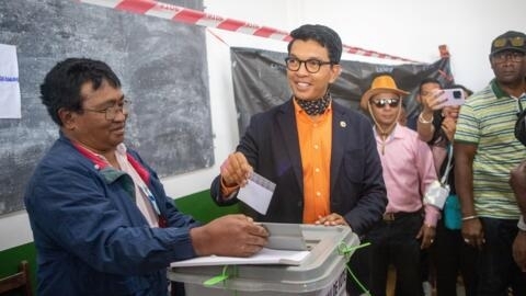 Rajoelina của Madagascar tái đắc cử tổng thống trong cuộc thăm dò bị phe đối lập tẩy chay