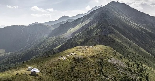 Phát hiện gây chấn động về trại lính ẩn mình trong dãy núi Alps của Thụy Sĩ