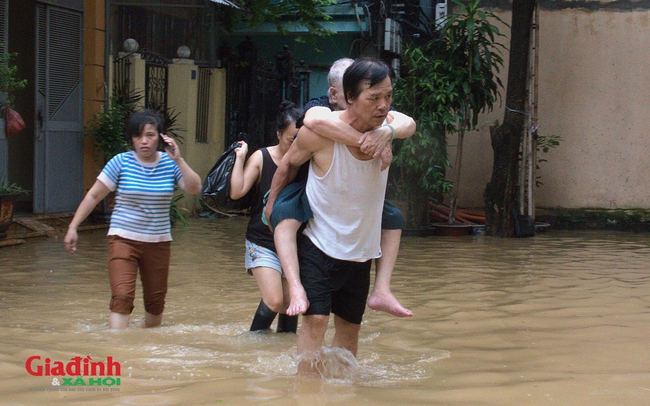 Hà Nội: Nước sông Hồng lên nhanh, người dân hối hả 'chạy lũ'