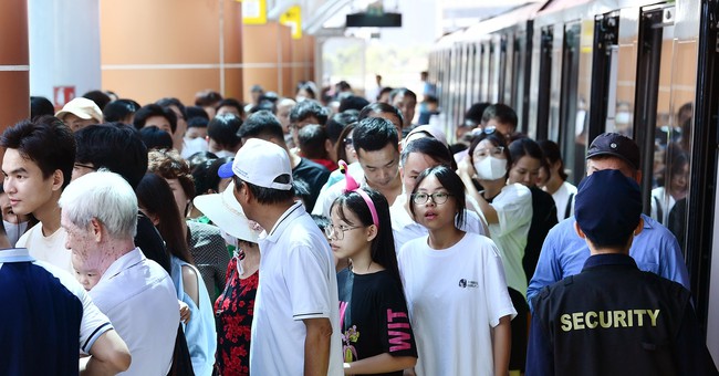 Dân hào hứng trải nghiệm metro Nhổn-Cầu Giấy, kỷ lục 66.078 lượt khách đi tàu