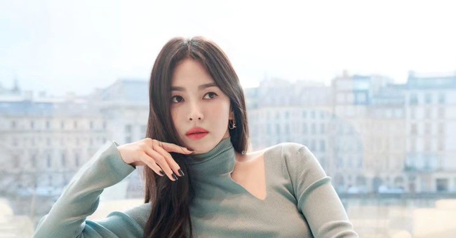 Song Hye Kyo yêu kiều trong bộ váy ôm sát, vóc dáng tuổi ngoài 40 sao lại trẻ trung thế này