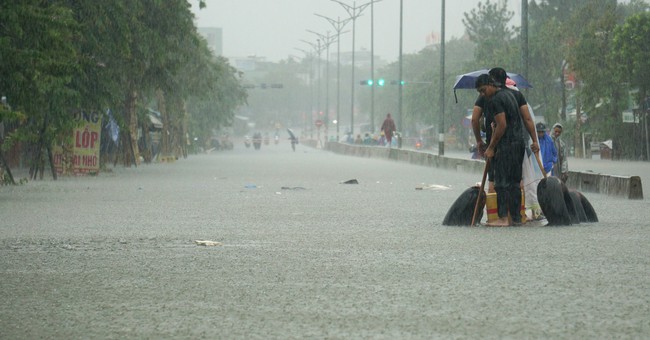 Mưa lớn kéo dài, nhiều tuyến quốc lộ qua Đà Nẵng ngập sâu