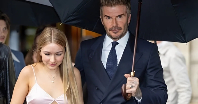 Con gái 14 tuổi của Beckham diện mốt hai dây